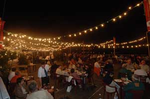 Scénographie du festival de Loire d'Orléans , la terrasse la nuit.