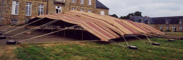 le scenographe a installé la tente Berbère devant le chateau 