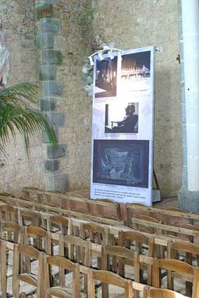 Les panneaux d el'exposition sont installés dans l'église