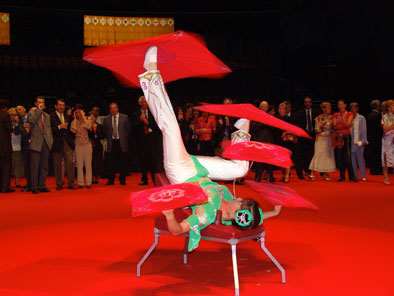 spectacle cirque de pekin. Acrobate d'assiettes