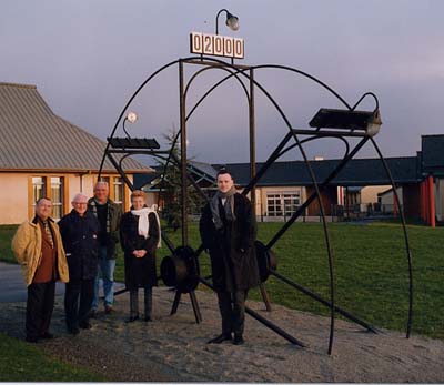 l'équipe municipale de Pont-Péan devant la sculpture de l'événement