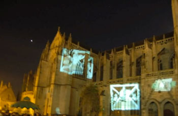 6 video projecteurs projetent des images sur la cathédrale